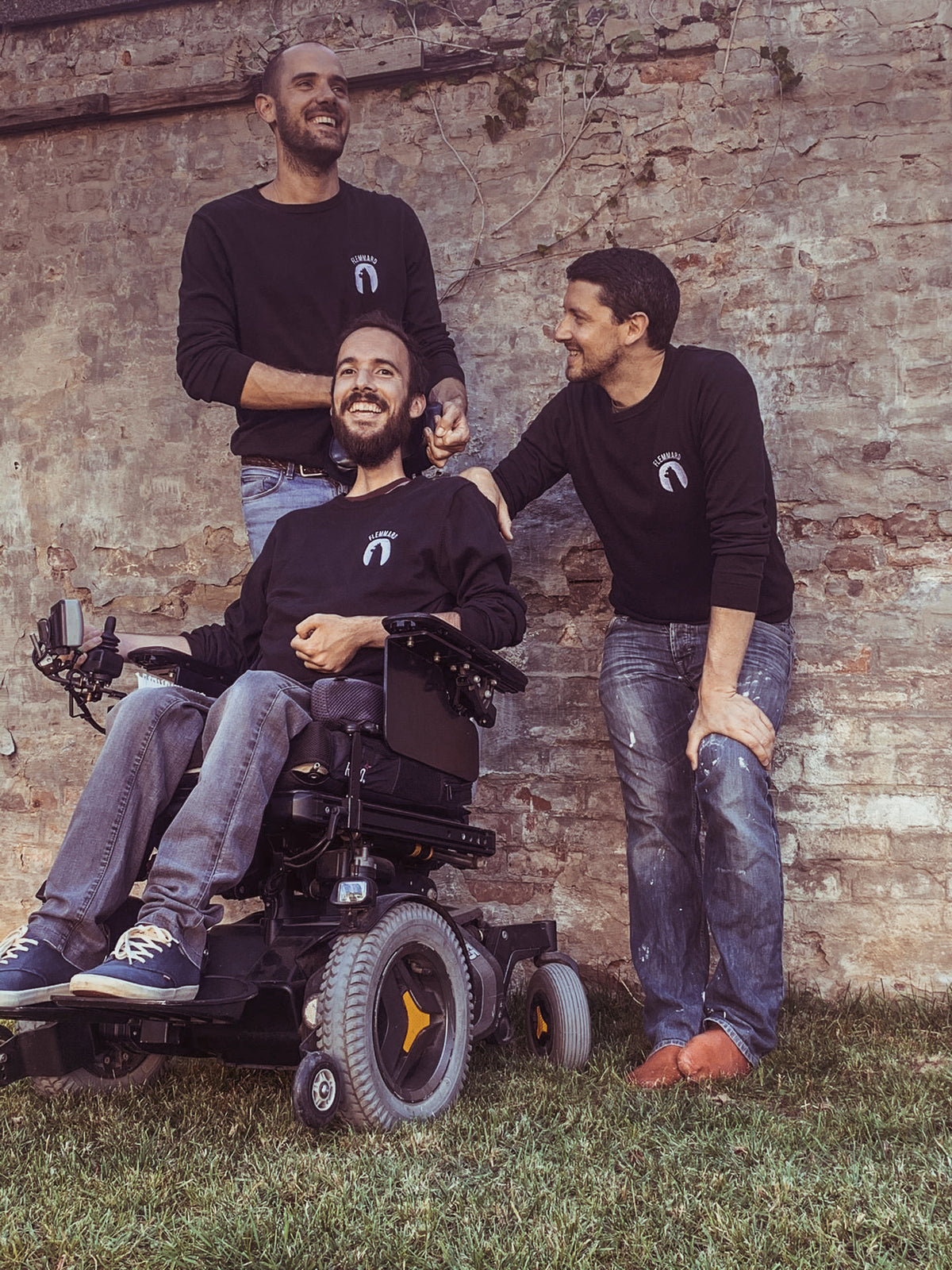 équipe Flemar Nassim en fauteuil roulant - fabriquants des pantoufles confortables pour personnes handicap